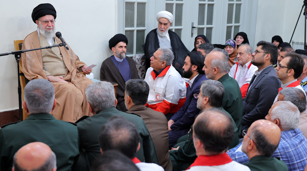 leader-meets-relief-workers